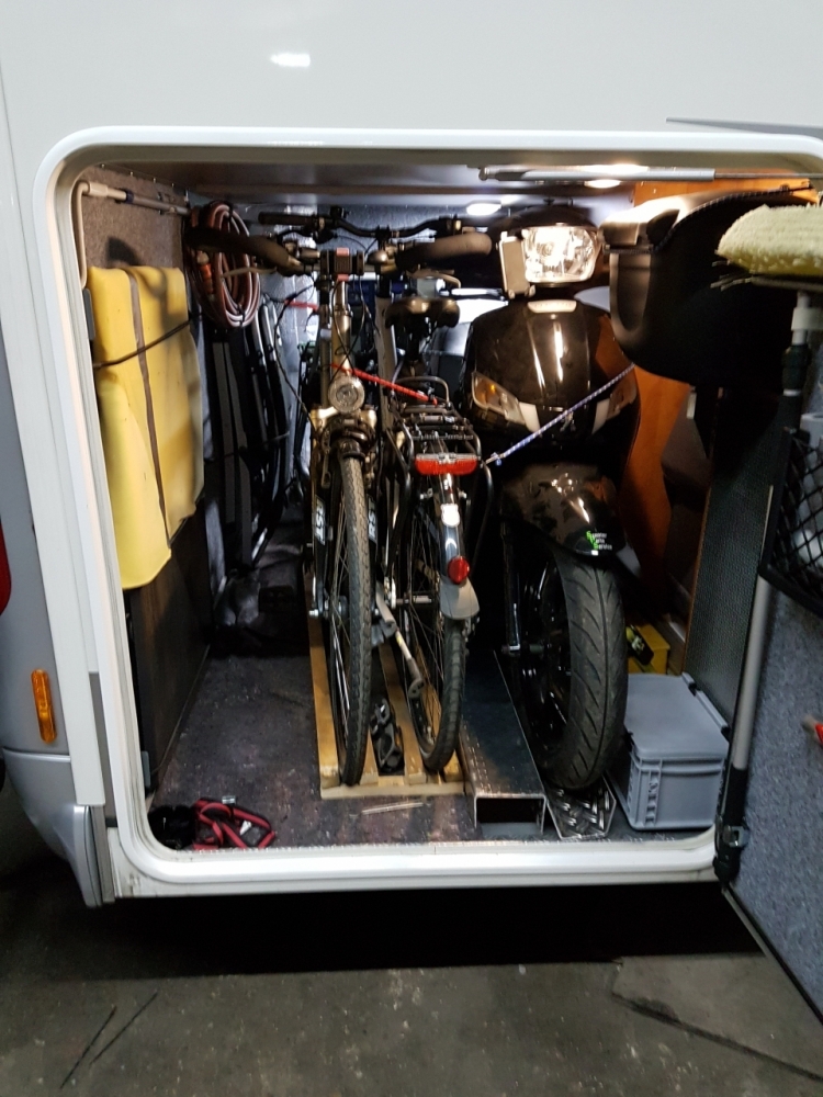 Roller und Fahrräder in Heckgarage