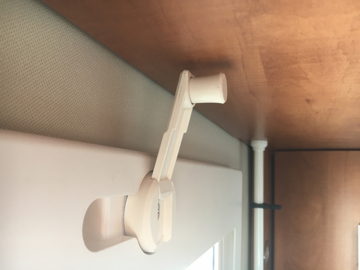 Kurbel an der Dachluke stößt nicht an die Klappe des Dachstauraums