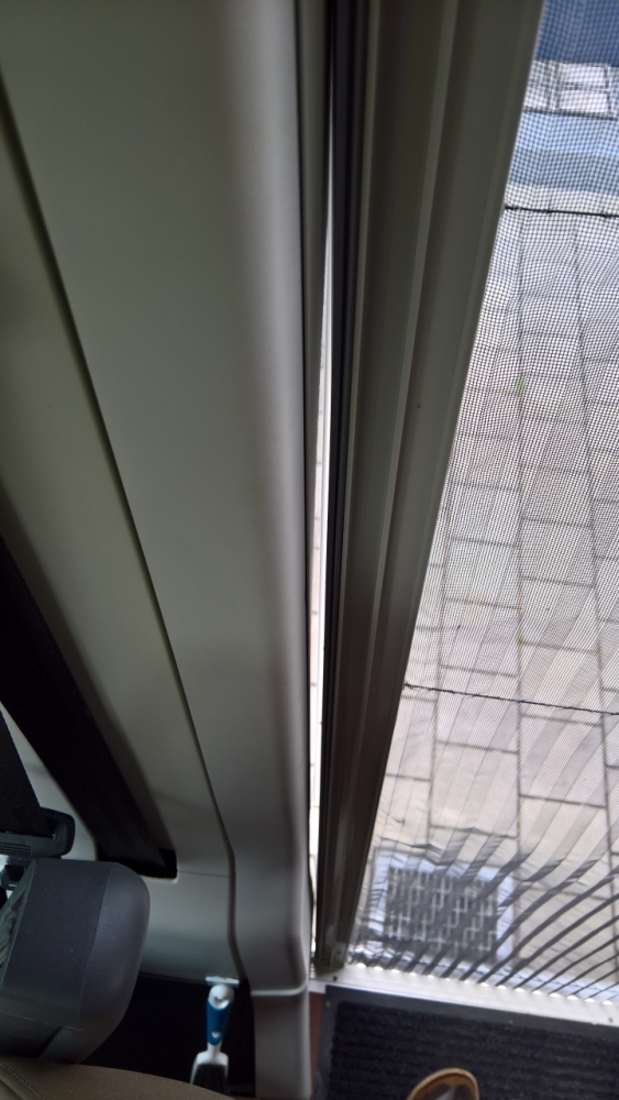 Fliegenschutztüre Spalt