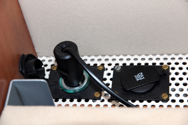 2 Stk. 12 Volt Steckdosen hinter dem original Quick Out Auszug