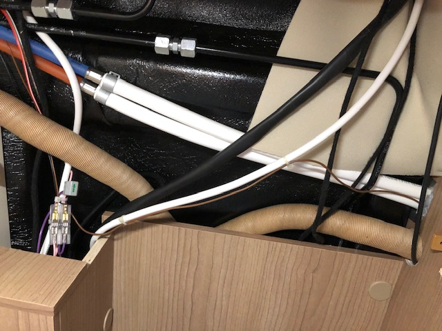 Kabel hinter Kleiderschrank befestigt