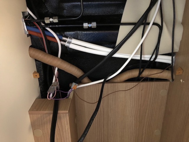 Kabel hinter Kleiderschrank