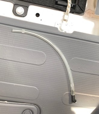Schlauch neben Batterie