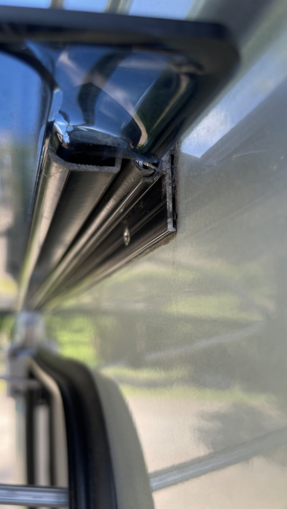 Foto seitlich Befestigung Heckfenster Fahrerseite