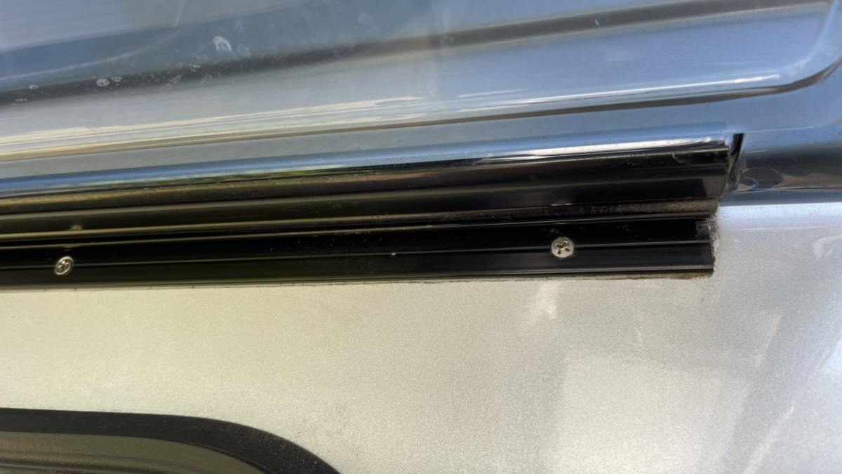 Befestigung des Fensters an der Hecktüre Fahrerseite