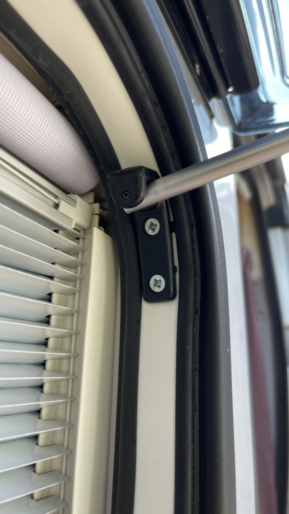 Befestigung der Aufstellhebel rechte Seite