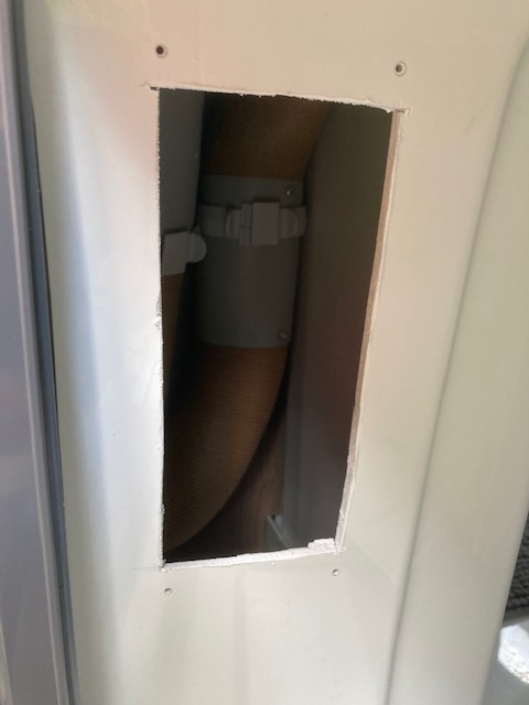 Ausschnitt Außendusche mit Bohrlöchern