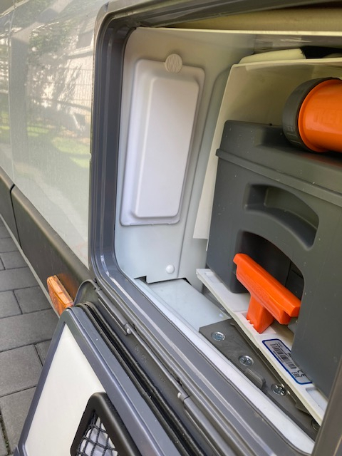 Außendusche hinter WC-Klappe