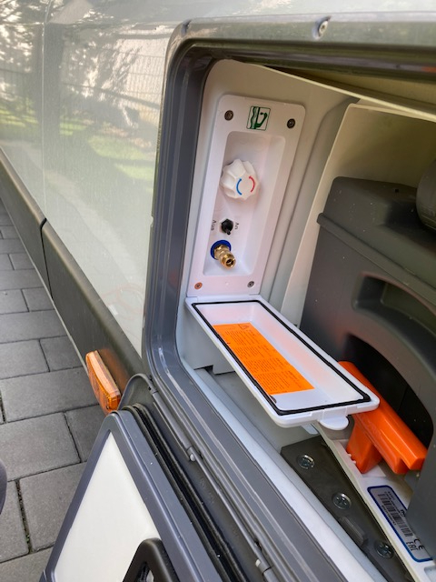 Außendusche hinter WC-Klappe offen