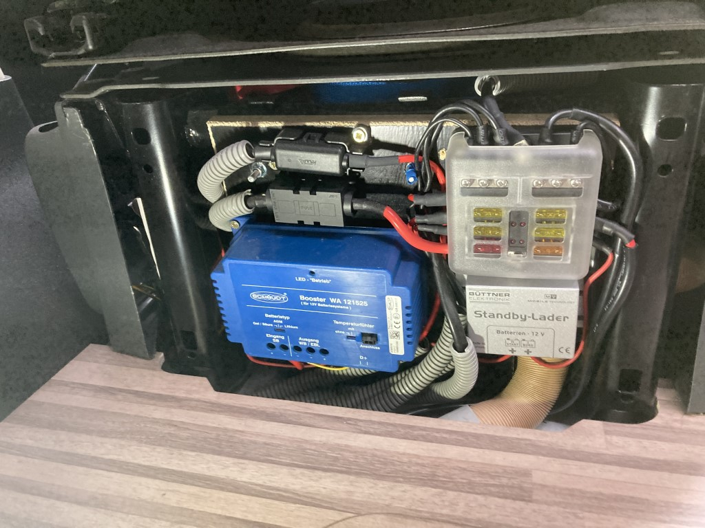 zusätzliche Elektroverteilung unter Fahrersitz