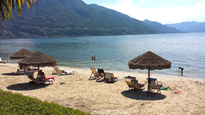 Sandstrand mit Blick auf den Lago Maggiore