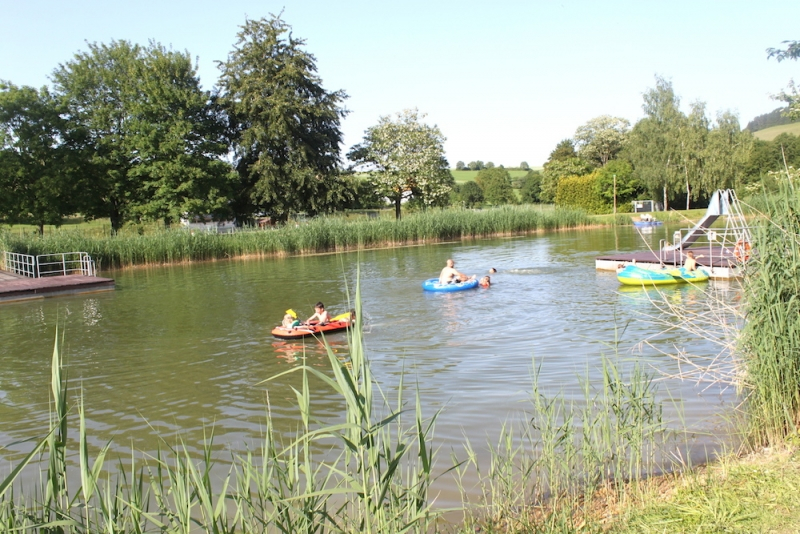Der Espelsee auf dem Camping-Gelände lädt zum Baden ein.